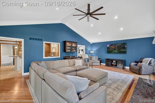 293 Kirksway Ln, Lake Orion, MI 48362