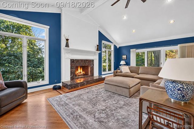 293 Kirksway Ln, Lake Orion, MI 48362