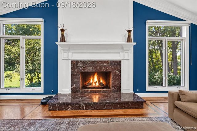 293 Kirksway Ln, Lake Orion, MI 48362