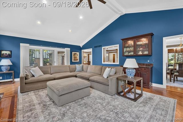 293 Kirksway Ln, Lake Orion, MI 48362