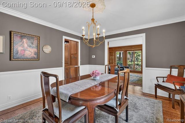 293 Kirksway Ln, Lake Orion, MI 48362