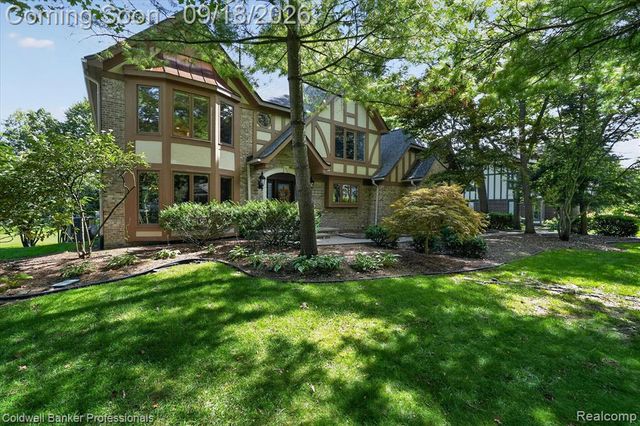 293 Kirksway Ln, Lake Orion, MI 48362