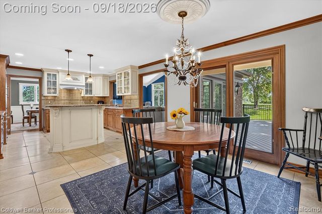 293 Kirksway Ln, Lake Orion, MI 48362