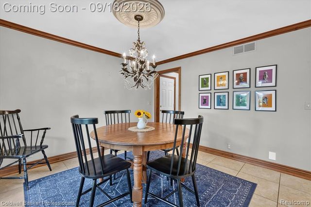 293 Kirksway Ln, Lake Orion, MI 48362
