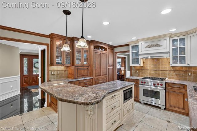 293 Kirksway Ln, Lake Orion, MI 48362