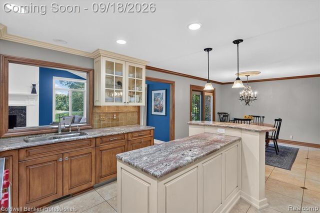 293 Kirksway Ln, Lake Orion, MI 48362