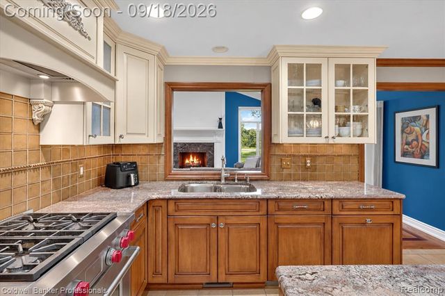 293 Kirksway Ln, Lake Orion, MI 48362