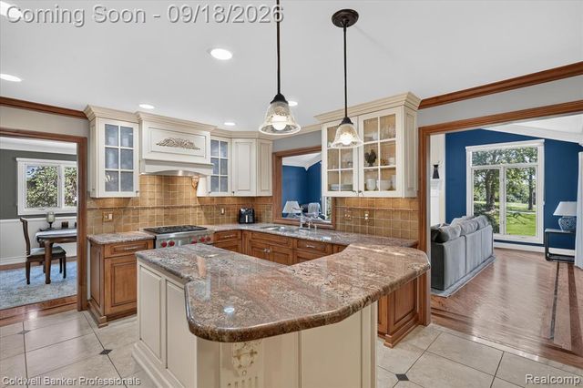 293 Kirksway Ln, Lake Orion, MI 48362