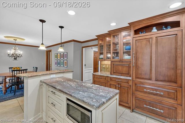293 Kirksway Ln, Lake Orion, MI 48362