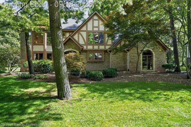 293 Kirksway Ln, Lake Orion, MI 48362