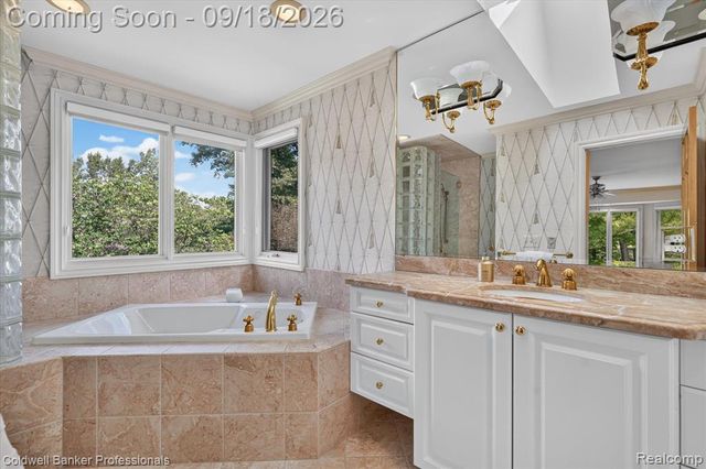 293 Kirksway Ln, Lake Orion, MI 48362