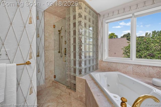 293 Kirksway Ln, Lake Orion, MI 48362