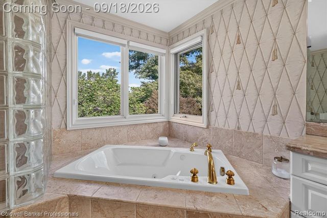 293 Kirksway Ln, Lake Orion, MI 48362