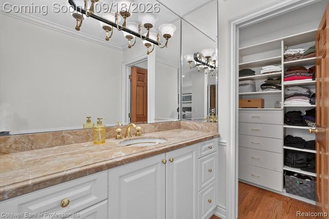 293 Kirksway Ln, Lake Orion, MI 48362