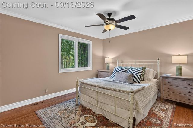 293 Kirksway Ln, Lake Orion, MI 48362