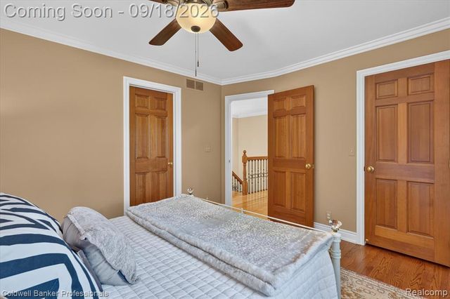 293 Kirksway Ln, Lake Orion, MI 48362