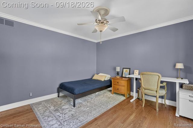 293 Kirksway Ln, Lake Orion, MI 48362