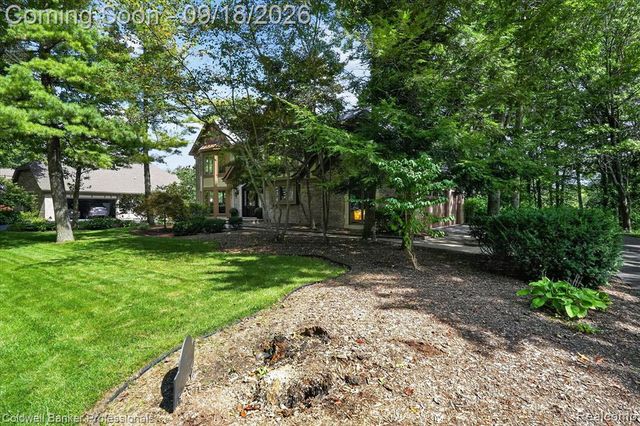 293 Kirksway Ln, Lake Orion, MI 48362