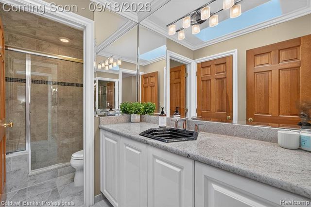 293 Kirksway Ln, Lake Orion, MI 48362
