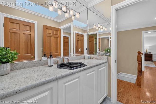 293 Kirksway Ln, Lake Orion, MI 48362