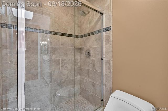 293 Kirksway Ln, Lake Orion, MI 48362