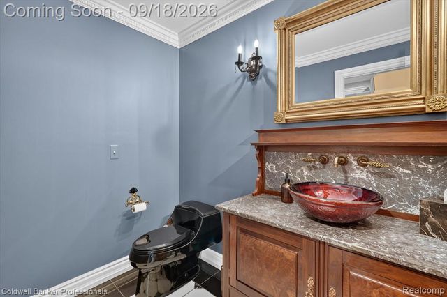 293 Kirksway Ln, Lake Orion, MI 48362