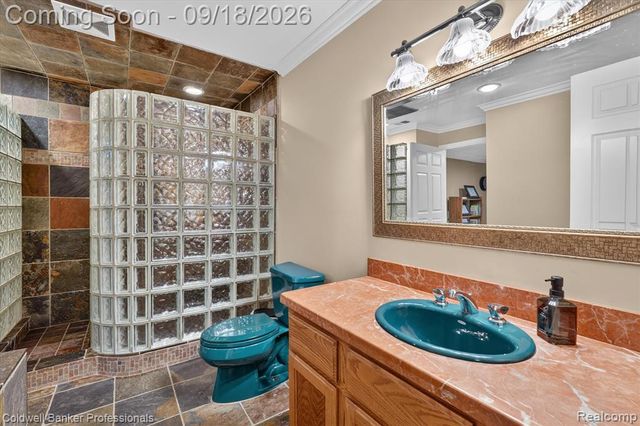 293 Kirksway Ln, Lake Orion, MI 48362