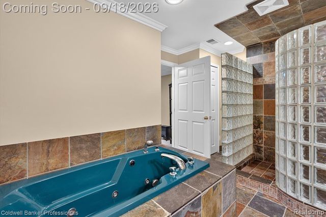 293 Kirksway Ln, Lake Orion, MI 48362