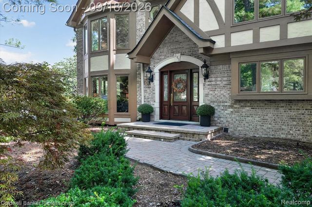 293 Kirksway Ln, Lake Orion, MI 48362