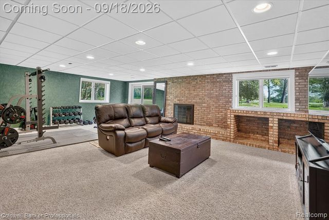 293 Kirksway Ln, Lake Orion, MI 48362