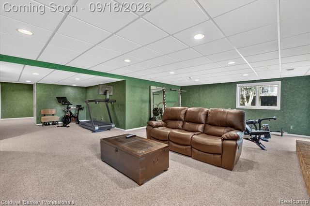 293 Kirksway Ln, Lake Orion, MI 48362
