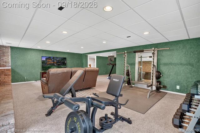 293 Kirksway Ln, Lake Orion, MI 48362