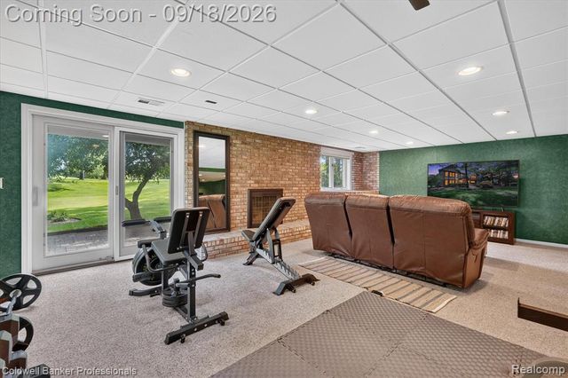 293 Kirksway Ln, Lake Orion, MI 48362