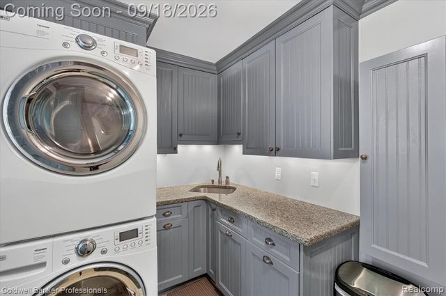 293 Kirksway Ln, Lake Orion, MI 48362