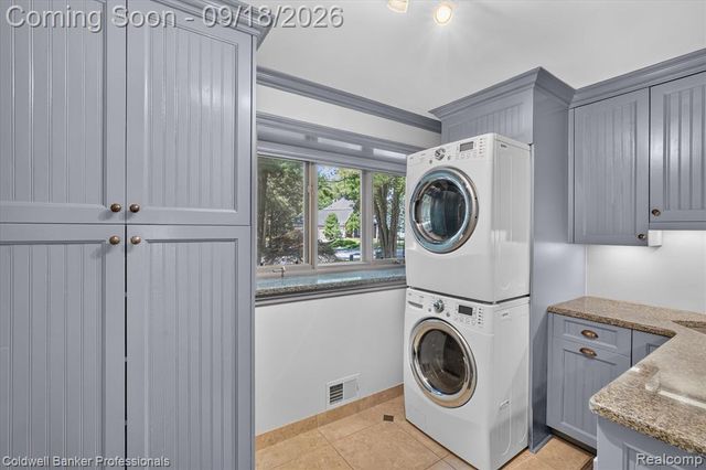 293 Kirksway Ln, Lake Orion, MI 48362