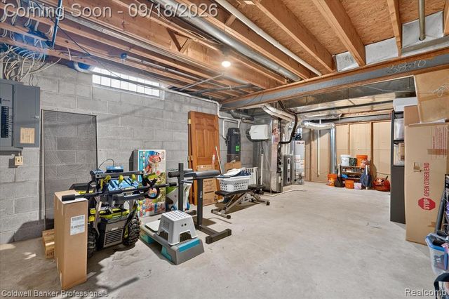 293 Kirksway Ln, Lake Orion, MI 48362