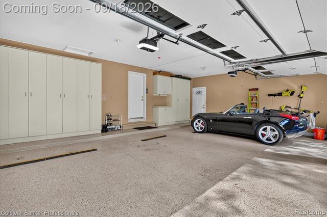 293 Kirksway Ln, Lake Orion, MI 48362