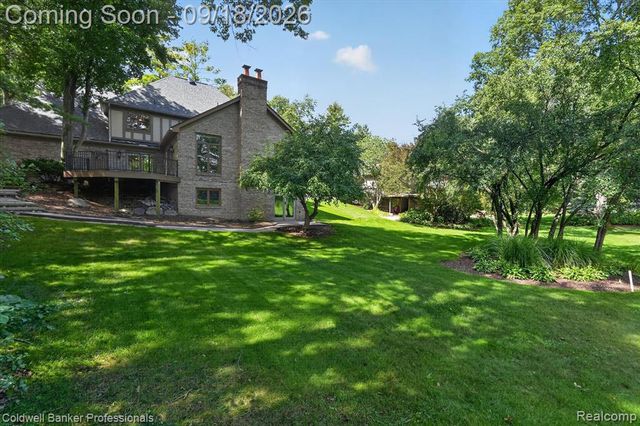 293 Kirksway Ln, Lake Orion, MI 48362