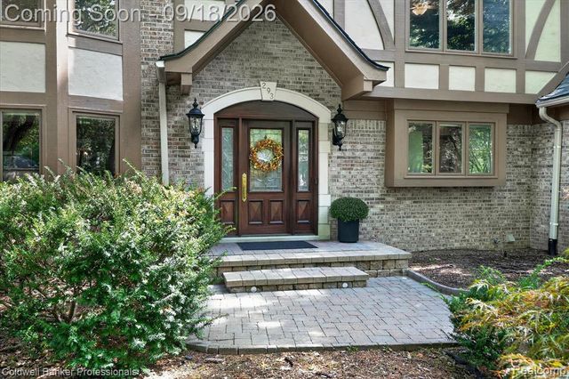 293 Kirksway Ln, Lake Orion, MI 48362
