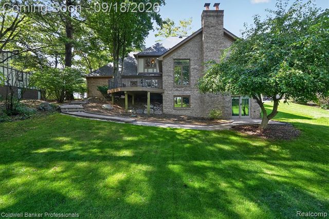 293 Kirksway Ln, Lake Orion, MI 48362