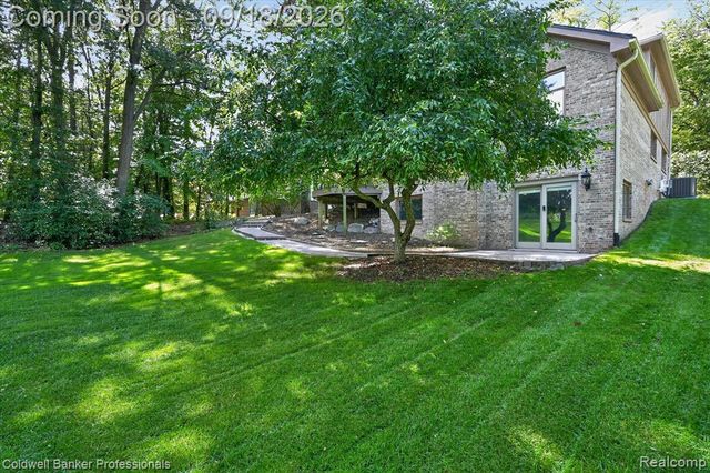 293 Kirksway Ln, Lake Orion, MI 48362