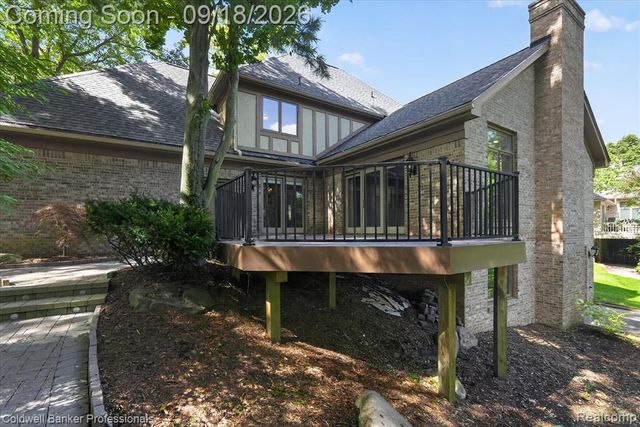 293 Kirksway Ln, Lake Orion, MI 48362