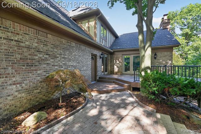 293 Kirksway Ln, Lake Orion, MI 48362