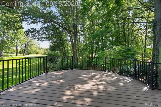 293 Kirksway Ln, Lake Orion, MI 48362