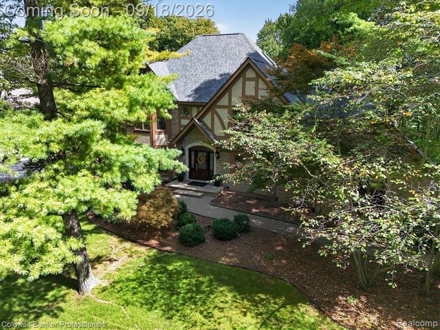 293 Kirksway Ln, Lake Orion, MI 48362