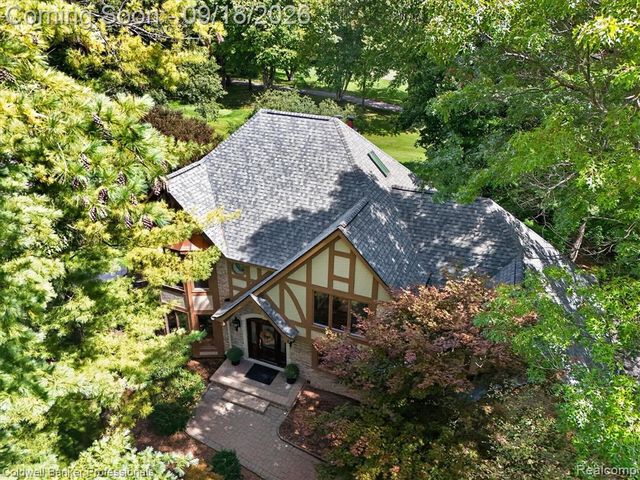293 Kirksway Ln, Lake Orion, MI 48362