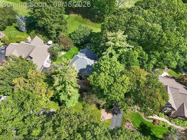 293 Kirksway Ln, Lake Orion, MI 48362