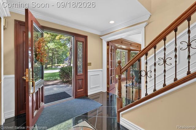 293 Kirksway Ln, Lake Orion, MI 48362