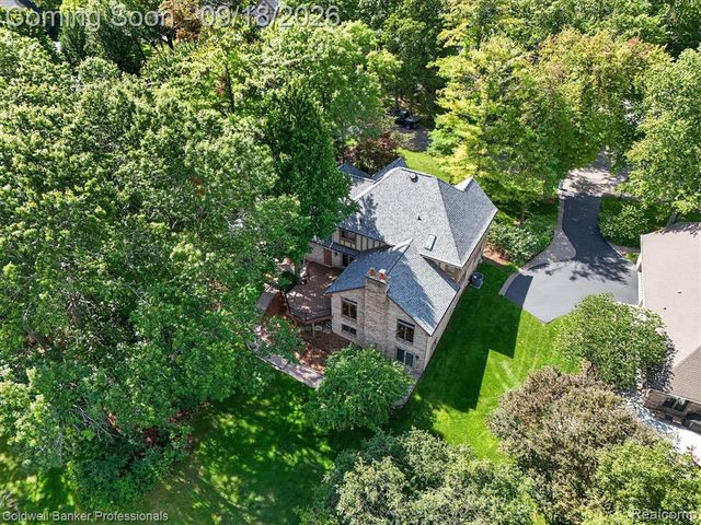 293 Kirksway Ln, Lake Orion, MI 48362