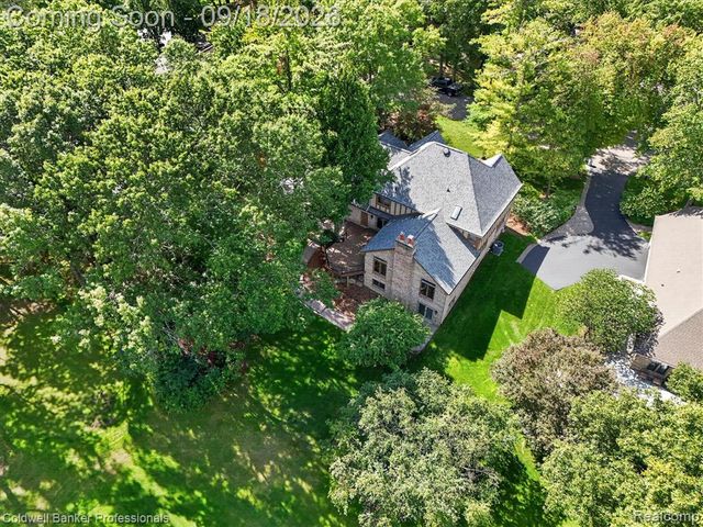 293 Kirksway Ln, Lake Orion, MI 48362